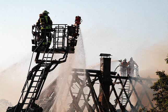 Im Kampf gegen die Flammen: Die Feuerwehr versuchte, den in Brand geratenen Dachstuhl des Wohnhauses von den Drehleitern aus zu löschen.