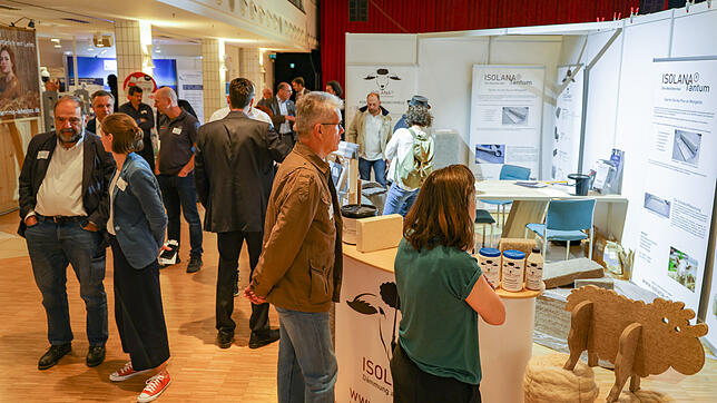 Besucher der Messe Haus/Bau/Energie in Radolfzell an einem der Informationsstände.