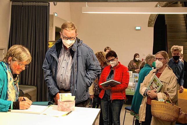 Nach der Vorstellung ihres Buches &bdquo;Das Haus von Mia und Hermann Hesse&ldquo; in der Stadtbibliothek signiert die Autorin Eva ...