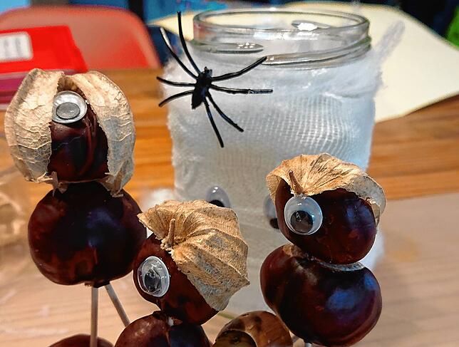 Dieses Jahr sehen unsere Kastanienmännchen etwas anders aus, passend zur restlichen Grusel-Deko.
