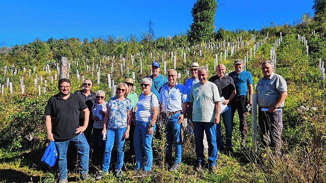 Markus Baier, Leiter der Lokalredaktion Waldshut-Tiengen (links) und Thomas Emmerich, Leiter des Forstbezirks Südschwarzwald (rechts), ...