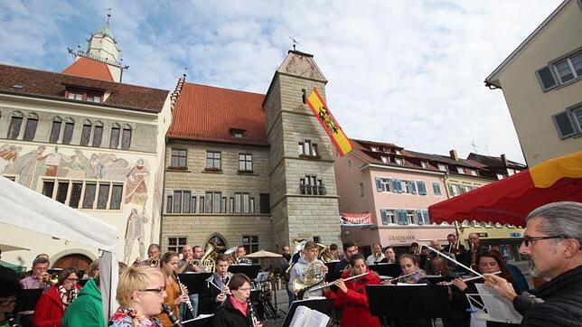 Die Stadtkapelle Überlingen eröffnet den Genießermarkt auf der Hofstatt mit einem klinen Konzert.