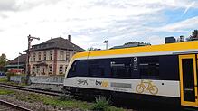 Warten auf den Gegenzug: Eine Regionalbahn vor dem alten Bahnhofsgebäude in Salem. Das Ensemble soll verkauft werden, doch zunächst soll ...