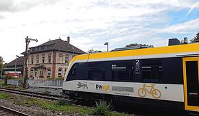 Warten auf den Gegenzug: Eine Regionalbahn vor dem alten Bahnhofsgebäude in Salem. Das Ensemble soll verkauft werden, doch zunächst soll ...