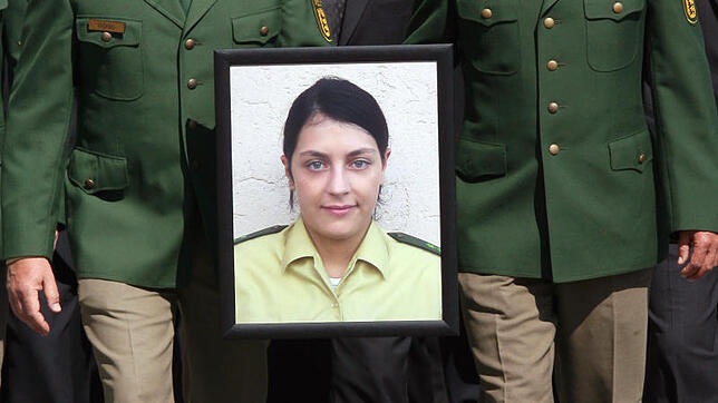 ARCHIV – Polizisten erweisen am 30.04.2007 mit einem Trauerzug in Böblingen ihrer in Heilbronn (Baden-Württemberg) ermordeten Kollegin ...