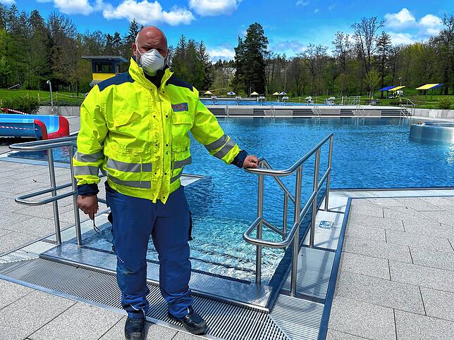 Schwimmmeister Jerome Jover freut sich, wie das gesamte Kneippbad-Team, wenn ab dem 3. Juni wieder Badegäste vor Ort sind.