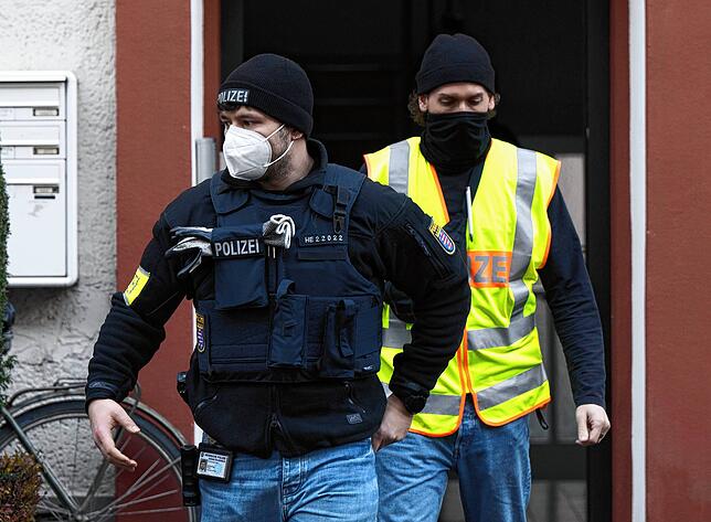 Bei der Razzia gegen sogenannte &bdquo;Reichsbürger&ldquo; sichern Polizisten ein durchsuchtes Objekt in Frankfurt.
