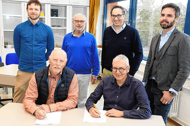 Die Crescere Stiftung Bodensee unterstützt das Schülerforschungszentrum (SFZ) in Singen. Im Bild (vorn von links) Stefan Fehrenbach ...