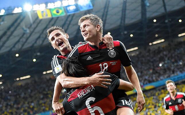 Toni Kroos 2014 mit Miroslav Klose (l) und Sami Khedira nach dem Tor zum 0:4 beim WM-Spiel gegen Brasilien, das Deutschland mit 1:7 ...