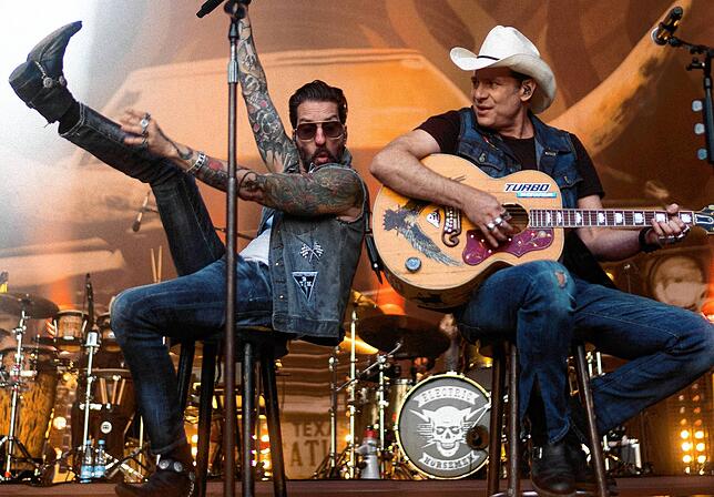 Für The BossHoss geht es bei der Sommertour 2026 „Back to the Boots“. Auf der Tour machen sie am Freitag, 19. Juni Station in Markdorf.