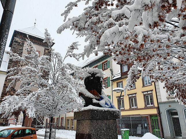 Gevatter Kneipp hat schon vor Wochen vom Kneippverein einen ewärmenden Schal umgelegt bekommen. An der vereisten Bickenstraße  genau das ...