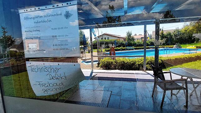 Urlaubszeit und bestes Sommerwetter: Doch am Mittwoch, 16. August, gegen 12.30 Uhr, sind keine Badegäste im Freibad Hubertshofen zu sehen.