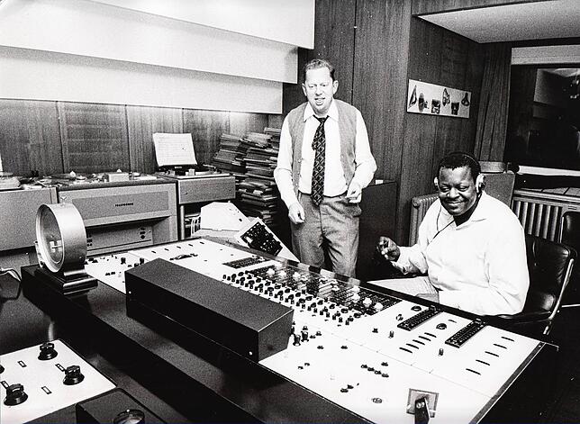 Villingen hat in den 1960ern und 1970ern Strahlkraft: Hans Georg Brunner-Schwer und Oscar Peterson im Regieraum der Villa Bunner-Schwer.