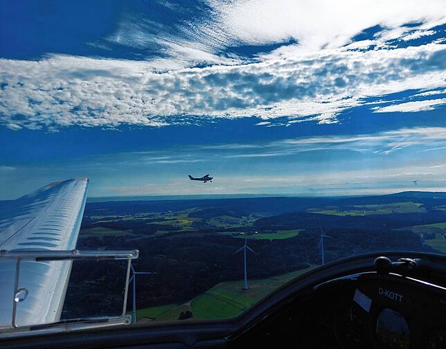 Ein Blick hinüber zu Christine Häusler auf ihren ersten Flugmetern.