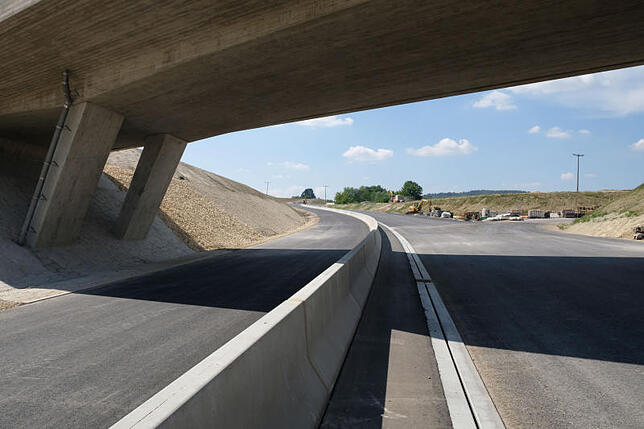 Nur zwischen den Anschlüssen am Andelshofer Weiher und dem Abig-Knoten wird es einen Fahrbahnteiler und vier Fahrstreifen geben.