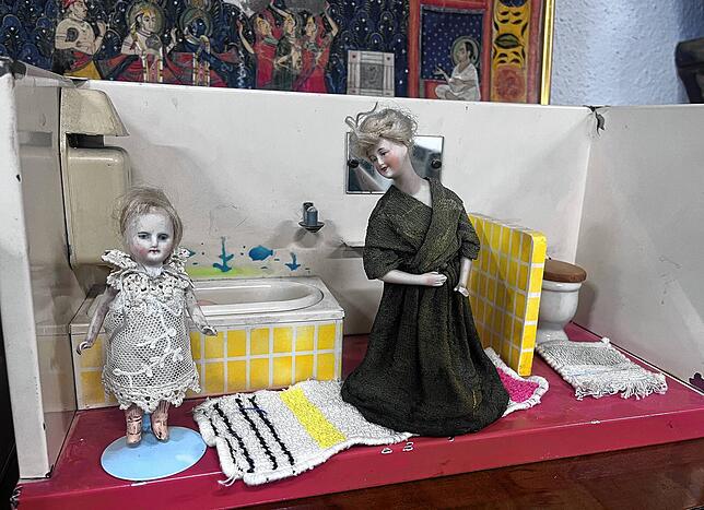 In wie vielen Kinderzmmern dieses Puppen-Badezimmer wohl gestanden hat? Lange Zeit war historisches Spielzeug sehr begehrt, weiß Reiner ...