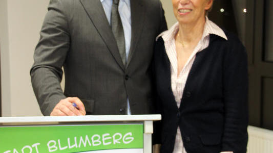 Bürgermeister Markus Keller vereidigt Jutta Zöllner als Stadträtin. Bild: Bernhard Lutz