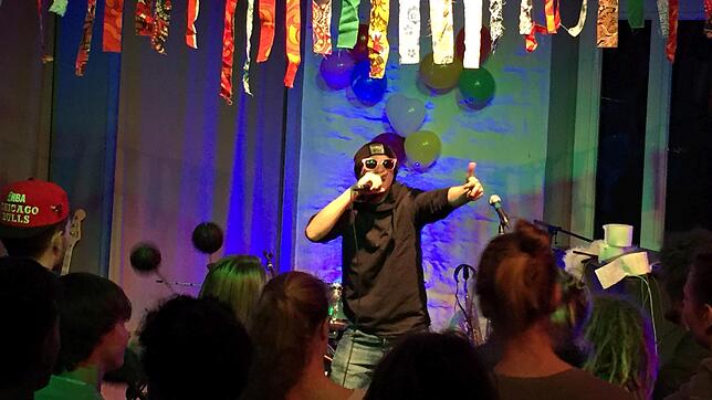 Yasin Amin mit seinem Disstrack bei der Hall of Fame Fasnachtsedition Spiegelhalle Konstanz im Januar vergangenen Jahres.