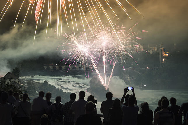 Brandgefahr: Schweizer Nationalfeiertag vielerorts ohne Feuerwerk Schaulustige betrachten das Feuerwerk «Fire on the rocks» am Himmel über dem Rheinfall. (Archiv)