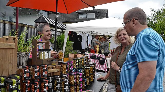 Cashewnüsse mit den verschiedensten Gewürzen – da fiel die Wahl den Besuchern des Regionalmarkts in Häusern schwer. Bild: Christiane Sahli