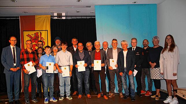 Alle auf der Bühne, sie haben viel Lob erhalten: Bürgermeister Micha Bächle (links) zeichnet ehrenamtlich engagierte Menschen aus. „Ohne ...