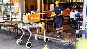 Mit diesem Roboter wurden die Kunden von Zeki Bulgurcus Dönerladen zwei Wochen lang beliefert. Doch damit ist jetzt Schluss.