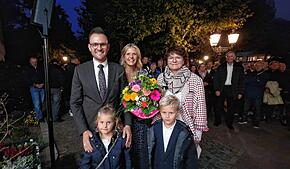 Nach der Verkündung des Ergebnisses: Der wiedergewählte Johannes Henne mit seiner Frau Emma (hinten Mitte), Tochter Paulina und Sohn ...