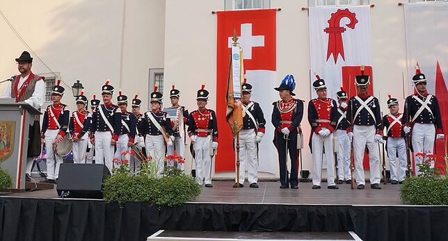 Schmucke Truppe: Die Bürgerwehr mit Spielmannszug der Bürger- und Narrenzunft 1503 Tiengen beim Heimatabend 2018, links Zunftmeister ...