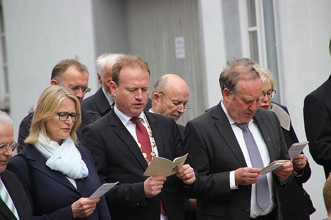 Gemeinderäte und Stadtoberhaupt im Gebet um den Frieden in der Stadt.