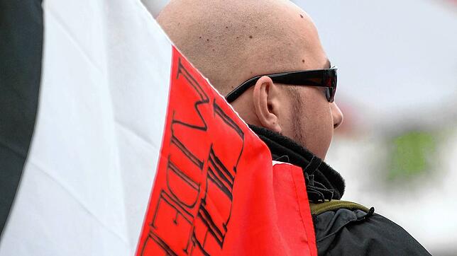 Ein Rechtsextremist während einer Neonazi-Demo. Jonas Miller beobachtet diese Veranstaltungen häufig. Viele Anhänger wählen auch die AfD.