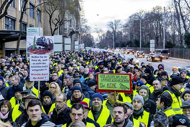 Autofahrer gehen in Stuttgart auf die Straße. An der Messstelle am Neckartor demonstrieren sie gegen das Fahrverbot für ältere Diesel. ...