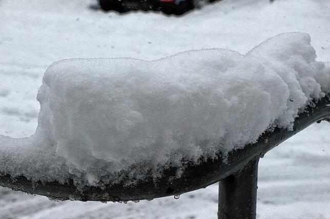 In der Nacht von Mittwoch zum Donnerstag fielen mehrere Zentimeter Neuschnee, wie hier auf dem Geländer gut zu sehen ist.