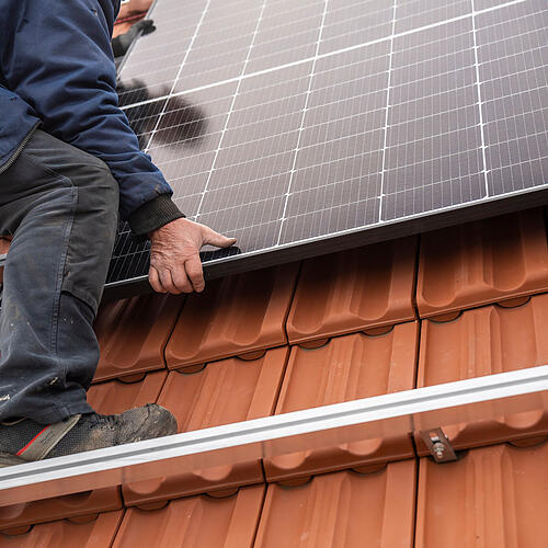 ARCHIV - Photovoltaik wird günstiger: Die Preise für Solaranlagen sind seit Jahresbeginn um rund 15 Prozent gesunken. (zu dpa: «Fürs ...