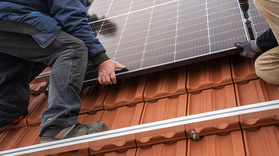 ARCHIV - Photovoltaik wird günstiger: Die Preise für Solaranlagen sind seit Jahresbeginn um rund 15 Prozent gesunken. (zu dpa: «Fürs ...
