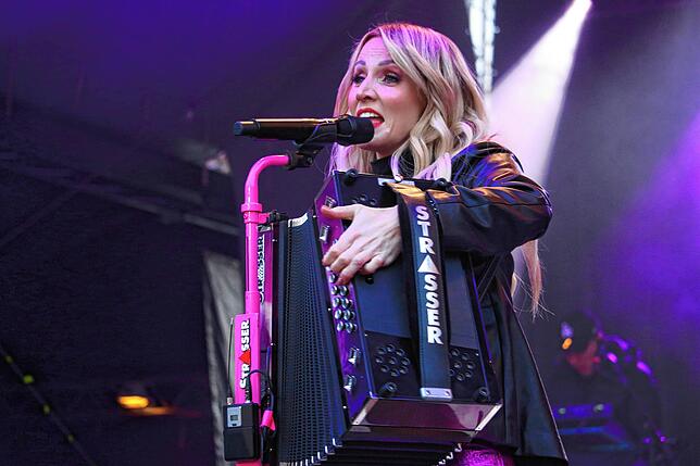 Melissa Naschenweng beim Auftakt des Markdorf Open Air 2023 auf dem Marktplatz.