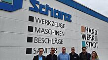 Bürgermeister Philip Schwaiger, Geschäftsführer Franz Schanz, Franz Schanz jun., Herbert Schanz, Paul Schanz und Wirtschaftsförderin ...