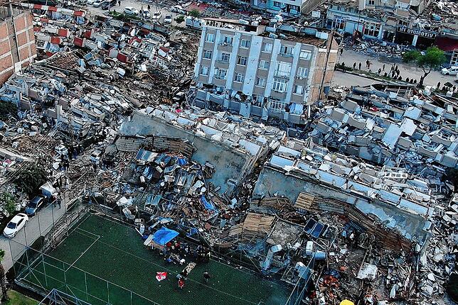 Türkei, Hatay: Ein Luftbild zeigt die Trümmer im Stadtzentrum von Hatay. Rettungskräfte suchen weiterhin nach Überlebenden in den ...