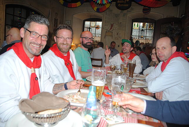 Lassen sich den Wurstsalat schmecken (von links): Thilo Rutschek, Thomas Bornhauser, Dominik Rimmele, Manuel Müller, Katharina Rimmele ...