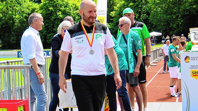 Die Enttäuschung über die Finalniederlage hielt sich in Grenzen: DJK-Trainer Benjamin Gallmann war bei der Siegerehrung schon wieder gut ...