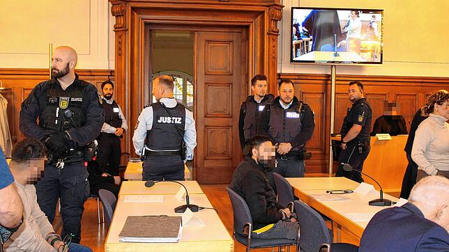 Insgesamt vier Männer müssen sich seit dem 6. November vor dem Rottweiler Landgericht verantworten. Zahlreiche Justizbeamte sind im Saal ...