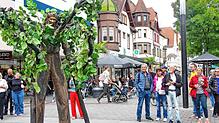 Als laufende Bäume mischten sich die „Living Trees“ beim Aktionstag am Samstag unter die Passanten in den Fußgängerzonen. Foto: Christel ...