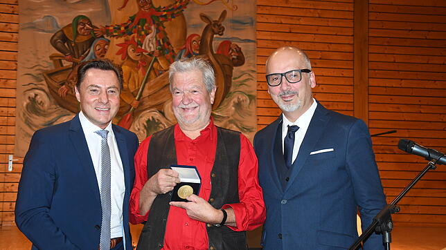 Ein strahlender Träger der Heinrich-Rehm-Medaille mit zwei Präsidenten (von links): Rainer Hespeler, Präsident NVHB), Norbert Heizmann, ...