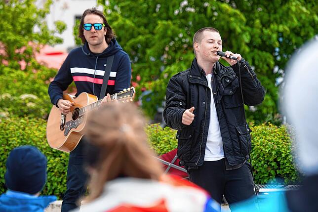 Gabriel Kelly (rechts, mit Musiker Alex Papatheodorou bei einem Auftritt 2021) ist eher als Rapper unterwegs.
