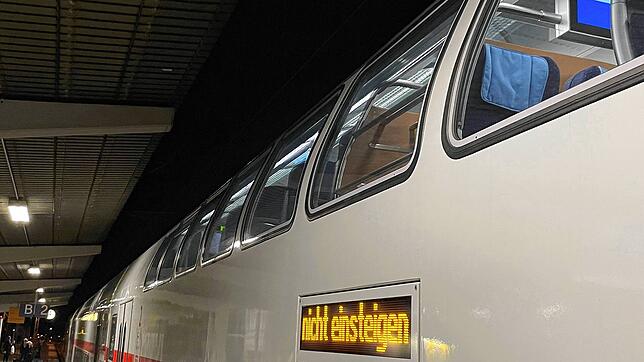 Ein Gäubahn-IC im Bahnhof Singen. &bdquo;Nicht einsteigen&ldquo; darf hier nicht als allgemeiner Rat missverstanden werden.