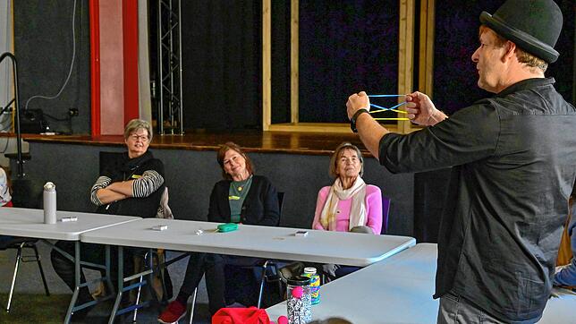 Wie hat er das nur gemacht? Beim Zauberseminar verblüfft Zauberkünstler Frank Stark die Teilnehmer zunächst mit Tricks, bevor er die ...