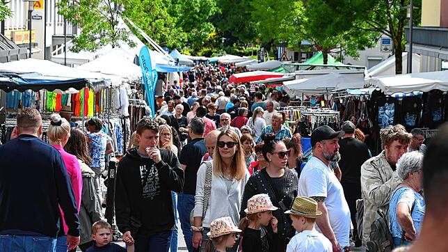 Mittags ist es beim Schweizer Feiertag in Stockach so voll, dass man nur langsam durch die Menschenmassen kommt. Das Straßenfest ist ...
