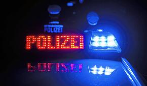 Die Polizei sucht nach dem Angriff auf einen 83-jährigen Mann nach Zeugen.