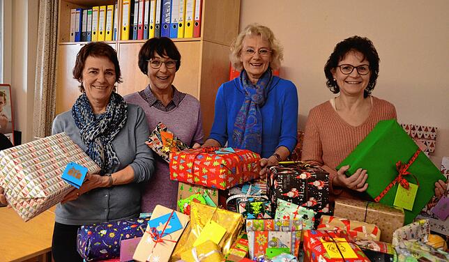 Eine von vielen gemeinsamen Aktionen ist die &bdquo;Weihnachtsbaum-Aktion&ldquo; mit den Soroptimistinnen, bei der Weihnachtsgeschenke ...