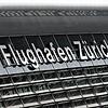 Eine randalierende Passagierin musste am Flughafen Zürich verhaftet werden.
