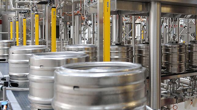 Bier ist eines der beliebtesten alkoholischen Getränke. Unter den Brauereien gibt es ein Unternehmen, das größer ist als alle anderen.